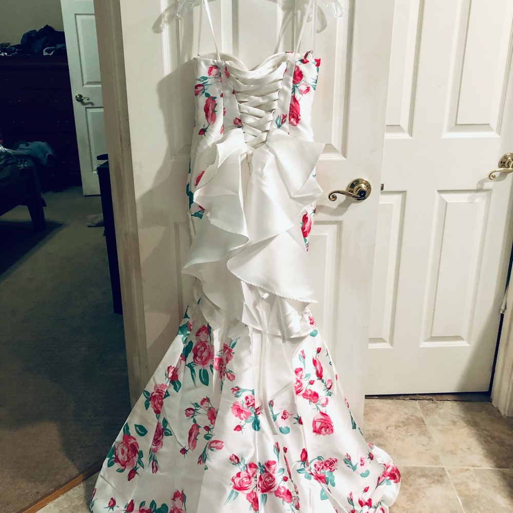 PROM DRESS 💕 - Picture 4 of 5